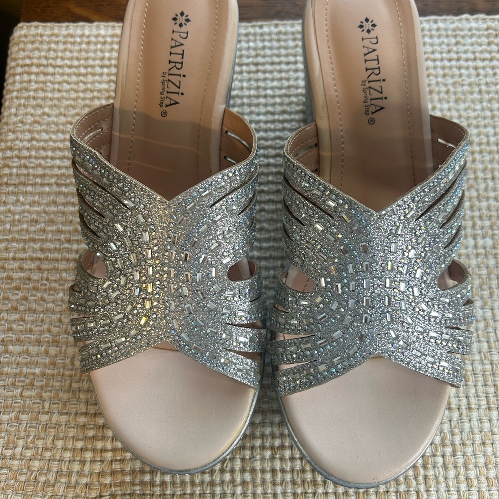 Glamorous Silver Sandals with Rhinestone Embellishments